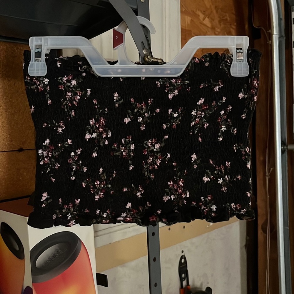 Junior’s cute black tube top with flowers